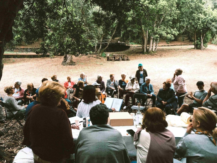 Medio centenar de mayores disfrutan de una jornada de convivencia en La Hoya del Pino
